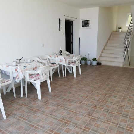 Apartments Aniko Saric Tucepi Exterior photo