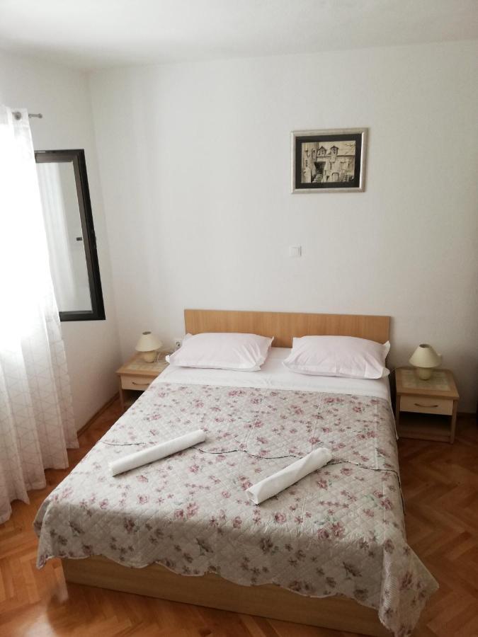 Apartments Aniko Saric Tucepi Exterior photo