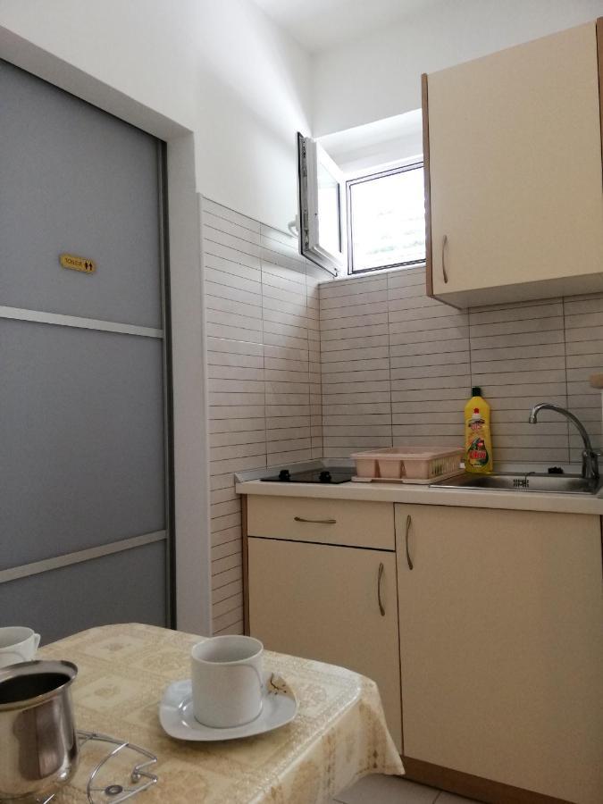 Apartments Aniko Saric Tucepi Exterior photo
